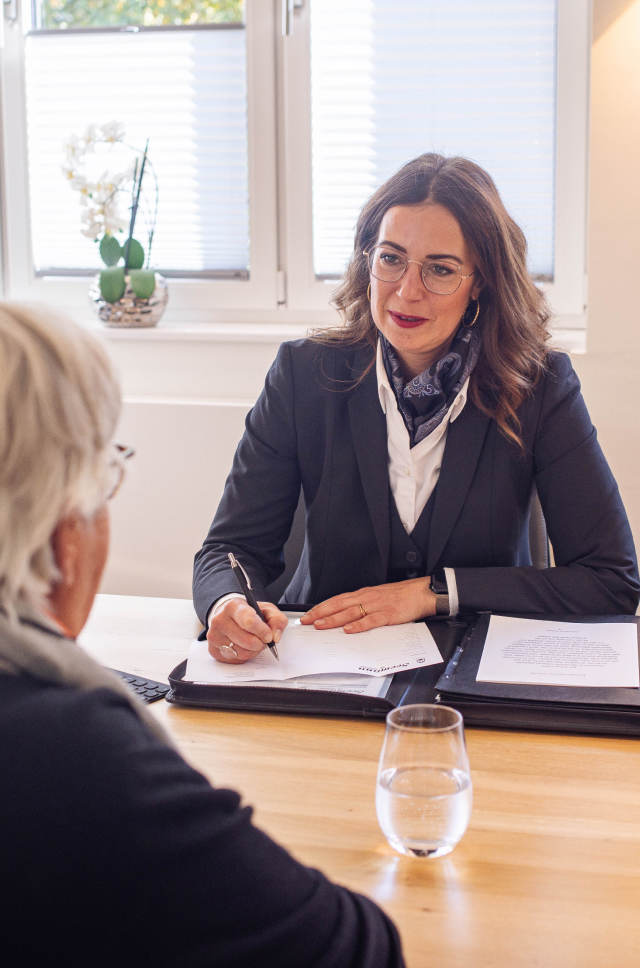 Einfühlsame Begleitung: Seemann & Söhne unterstützt Sie in Hamburg vor, während und nach der Beisetzung – von der individuellen Bestattungsvorsorge bis zur Hilfe im Trauerfall für eine würdevolle Entlastung der Angehörigen