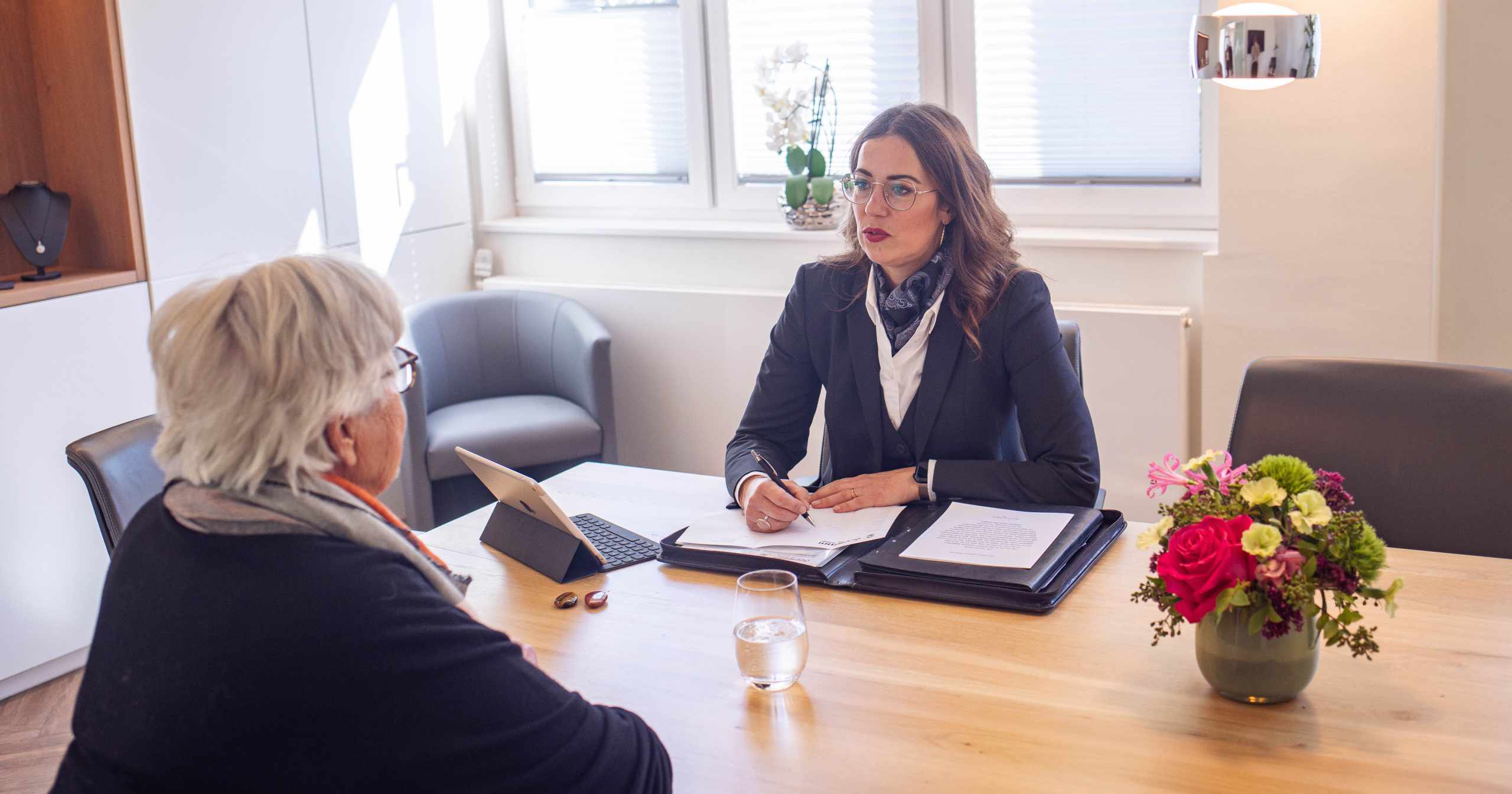 Fair und übersichtlich: Seemann & Söhne legt großen Wert auf eine transparente Preisgestaltung für Bestattungen in Hamburg, damit Sie in jeder Situation die volle Kostenkontrolle behalten und den Abschied im Einklang mit Ihren finanziellen Möglichkeiten g
