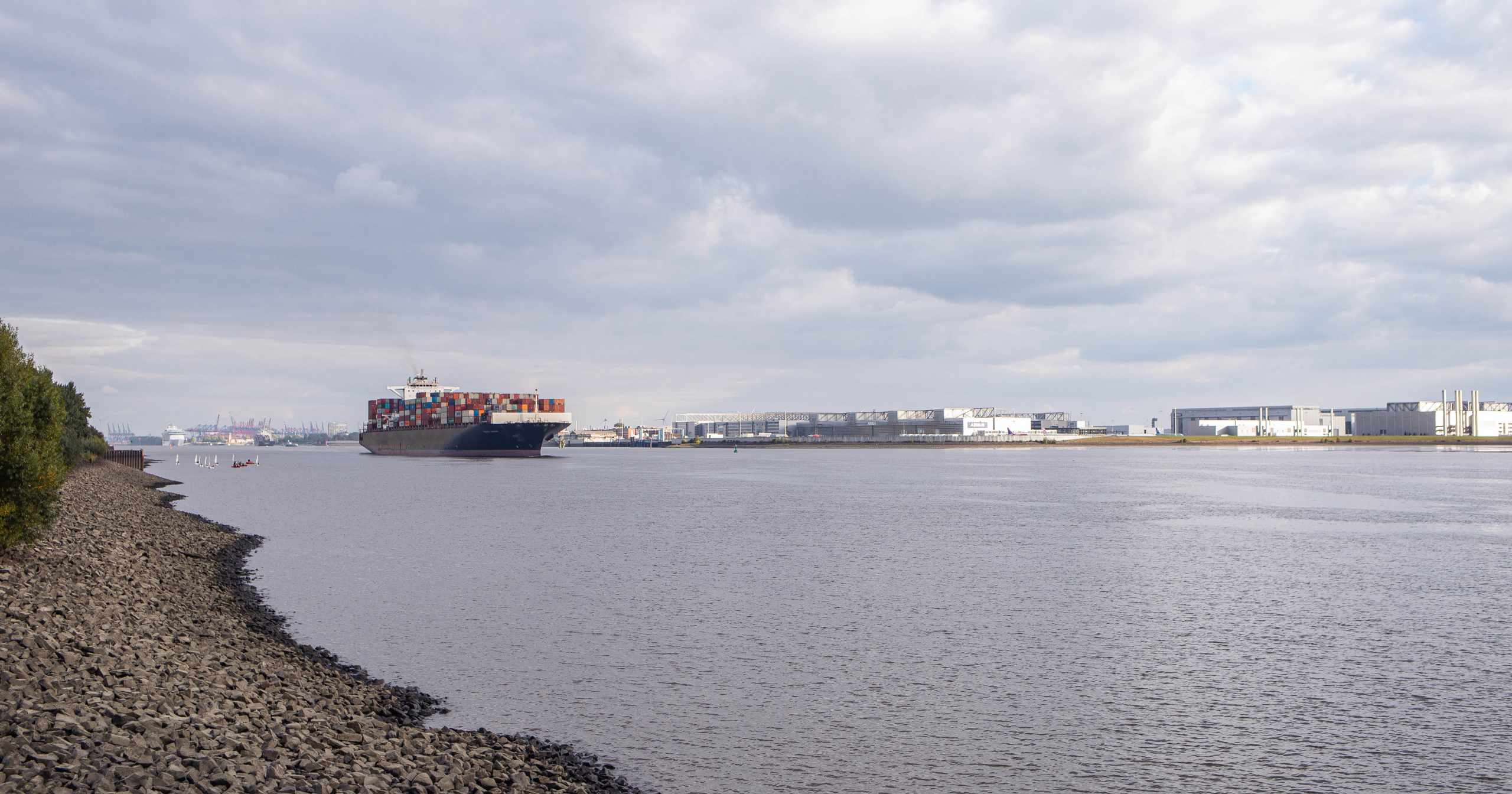 Bestattung Seemann Blankenese Elbe Abschied am Fluss: Seemann & Söhne begleitet Sie bei einer würdevollen Beisetzung in Blankenese, wobei die Elbe als friedvoller Ort der Ruhe eine besondere Kulisse für den letzten Weg in Hamburg biete