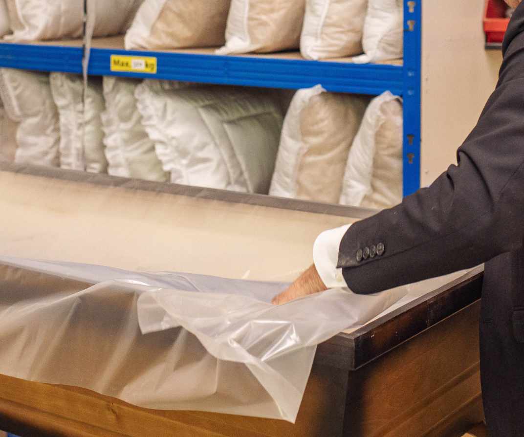 Ästhetik und Abschied: Die Thanatopraxie bei Seemann & Söhne in Hamburg ermöglicht durch fachgerechte hygienische Totenversorgung eine würdevolle Aufbahrung am offenen Sarg und schenkt Angehörigen Zeit für ein persönliches Lebewohl
