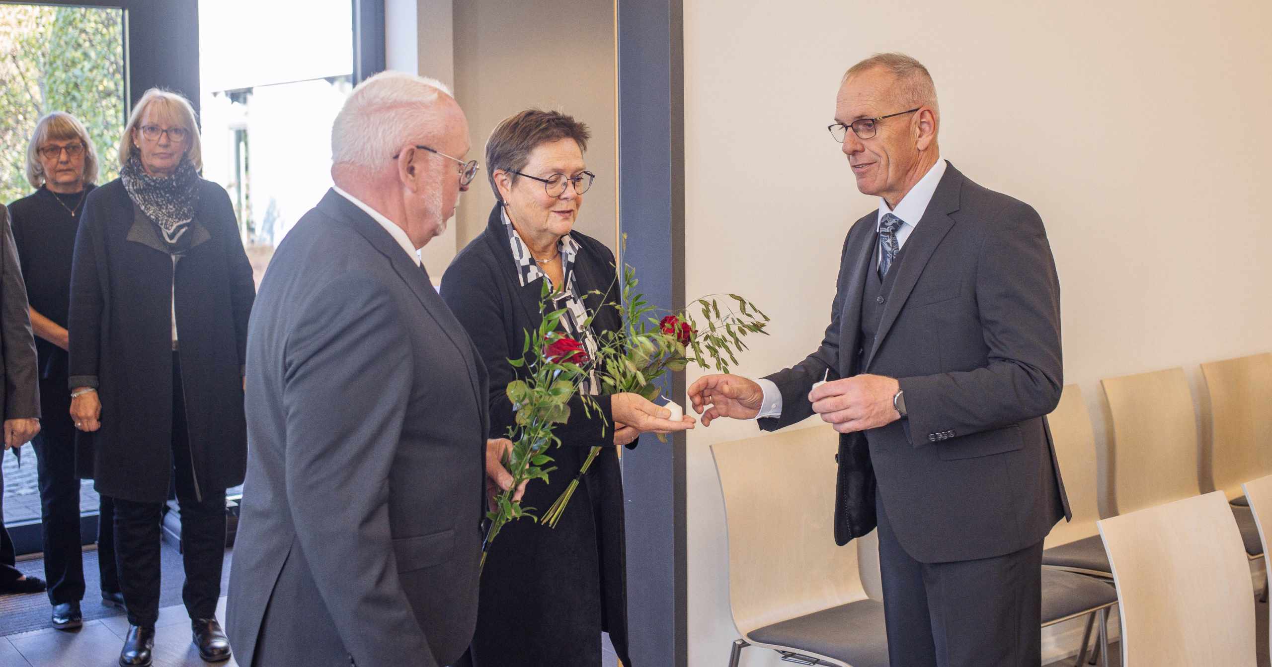 Stimmungsvolle Trauerdekoration und Lichtrituale: Seemann & Söhne begleitet Sie einfühlsam bei der Gestaltung Ihrer Abschiedsfeier. Wir ehren das Leben mit Stil