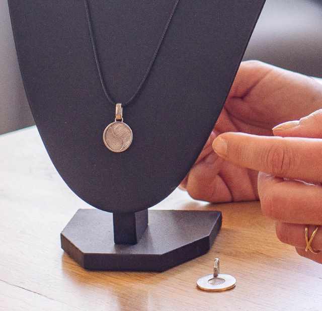 Trauerschmuck Seemann Hamburg Bleibende Erinnerung: Seemann & Söhne bietet in Hamburg eine Auswahl an individuellem Trauerschmuck, der als persönliches Symbol der Verbundenheit Trost spendet und die Erinnerung an Ihre Liebsten würdevoll bewahrt