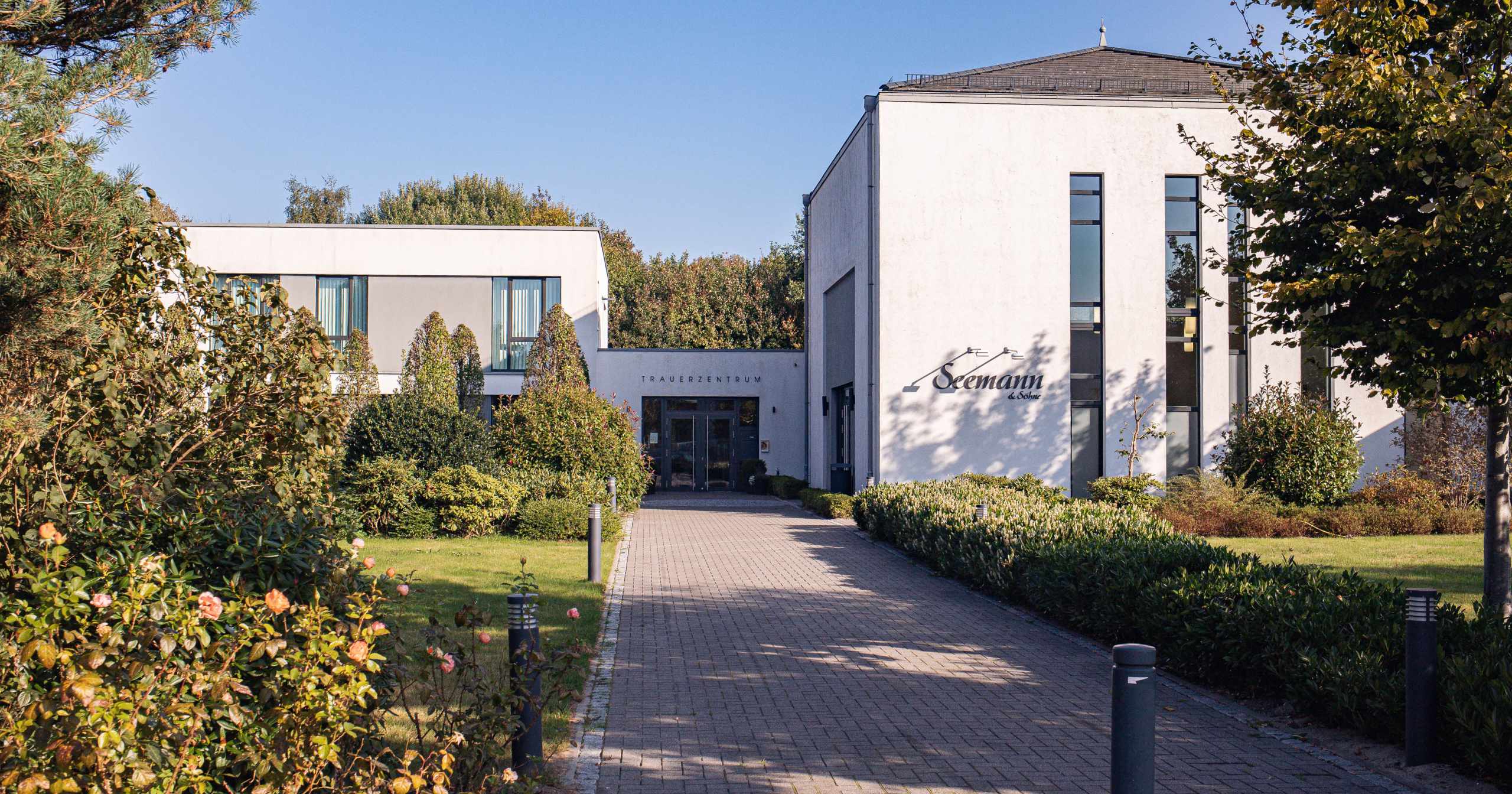 Das Trauerzentrum nahe Schenefeld bietet Ihnen einen geschützten Raum für Abschiednahmen, Trauerfeiern und einfühlsame Begleitung durch Seemann & Söhne, um Trost in schwerer Zeit zu finden