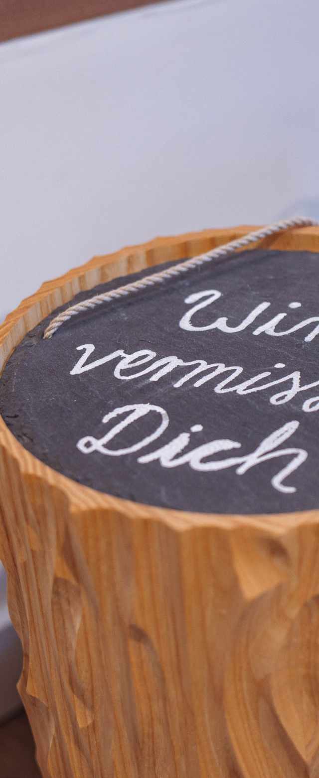 In liebevoller Erinnerung: Mit dem Leitgedanken „Wir vermissen dich“ gestaltet Seemann & Söhne in Hamburg individuelle Abschiedszeremonien, die dem persönlichen Verlust Ausdruck verleihen und die Verbundenheit ehren
